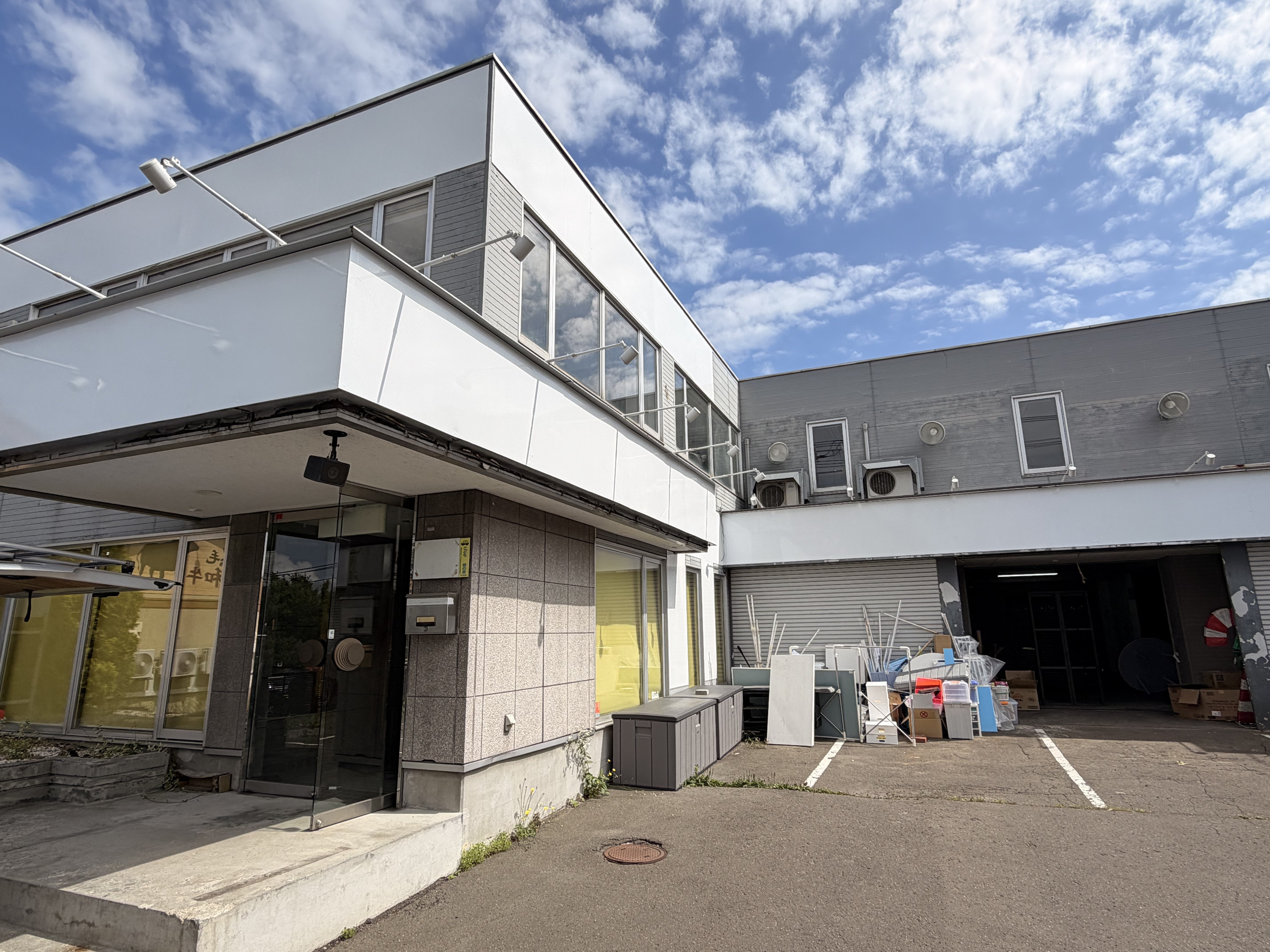 綺麗に古い看板を剥がし、今度はチャオヤンタイヤの、新たな看板を作成、どんどんオープンに近づく