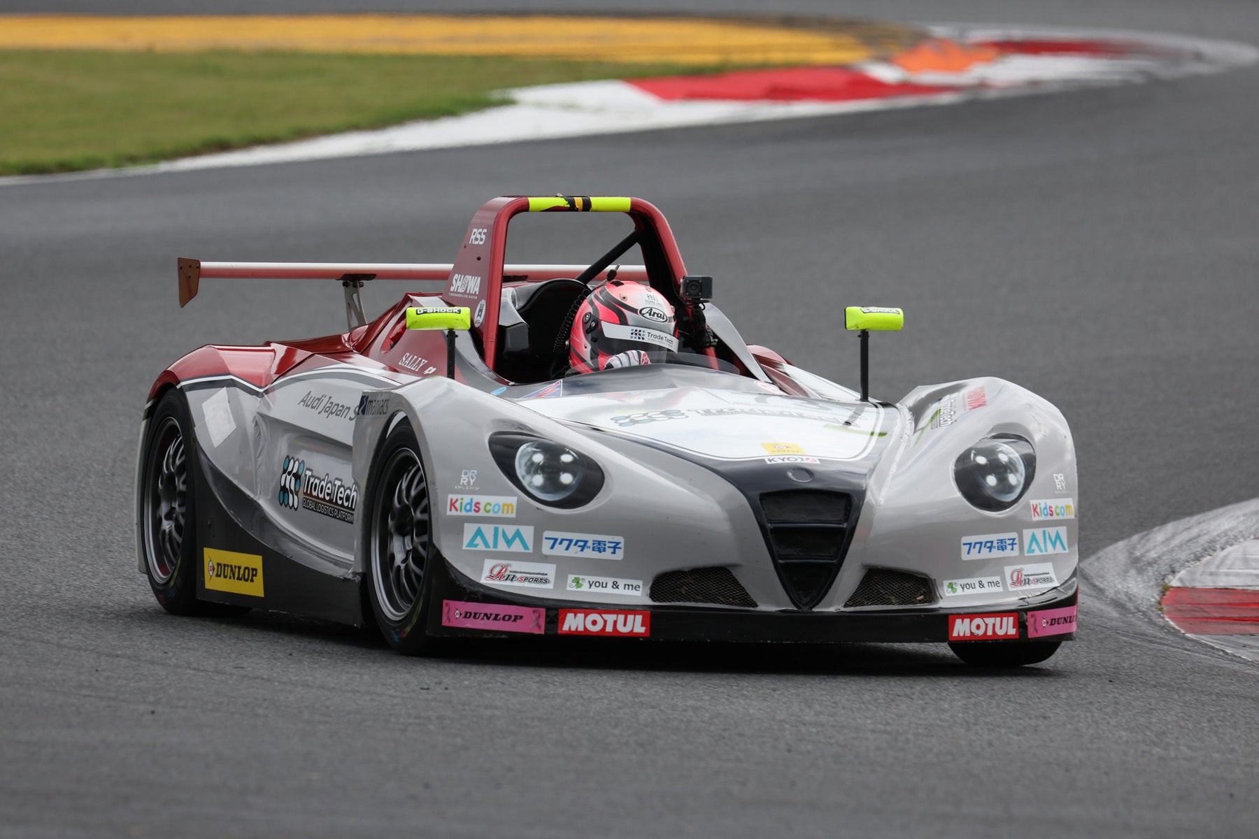 還暦を超えて、女性だけのレースに素人レーシングドライバーが挑戦
