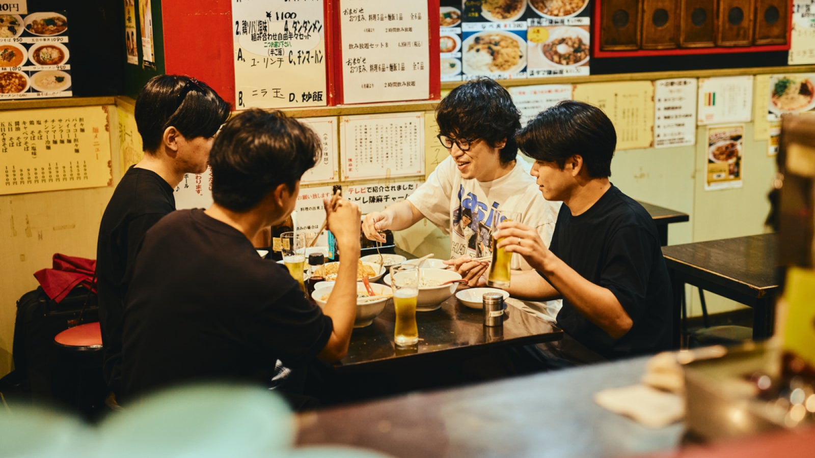 陳麻家で食事を楽しむ様子の写真