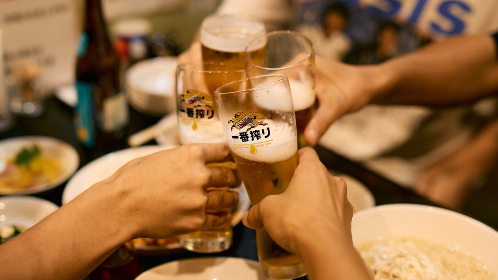 陳麻家で乾杯をする様子の写真