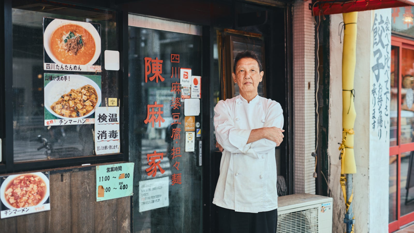 陳麻家の店頭に立つ松澤さん