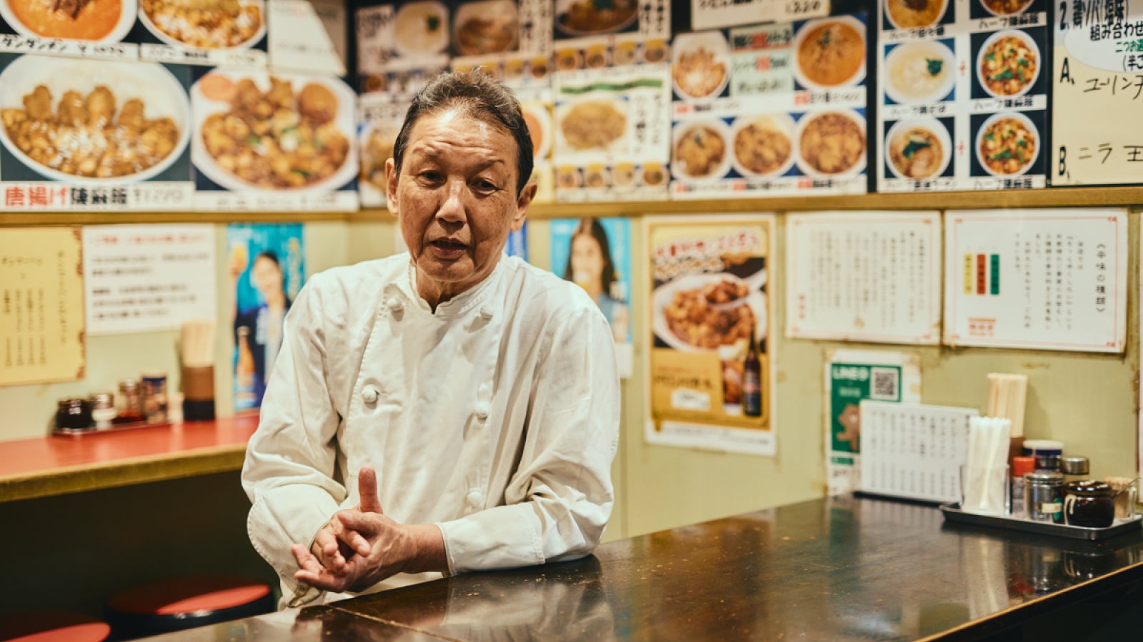 陳麻家の店内で話す松澤さん