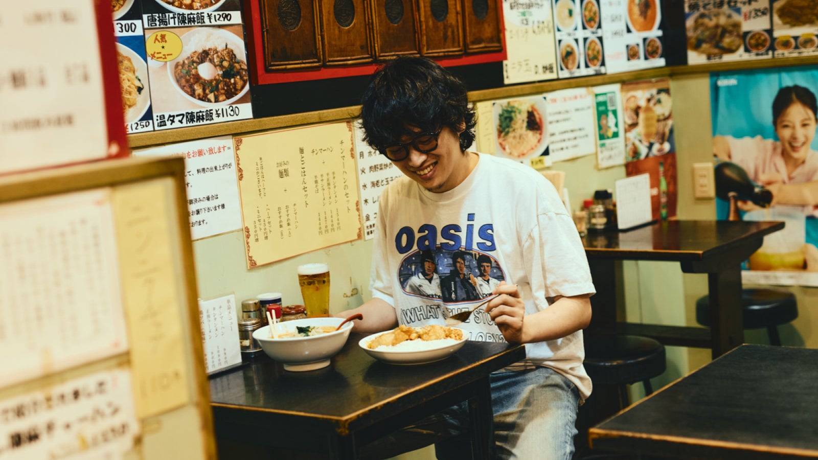 嬉しそうに食事を楽しむ男性の写真