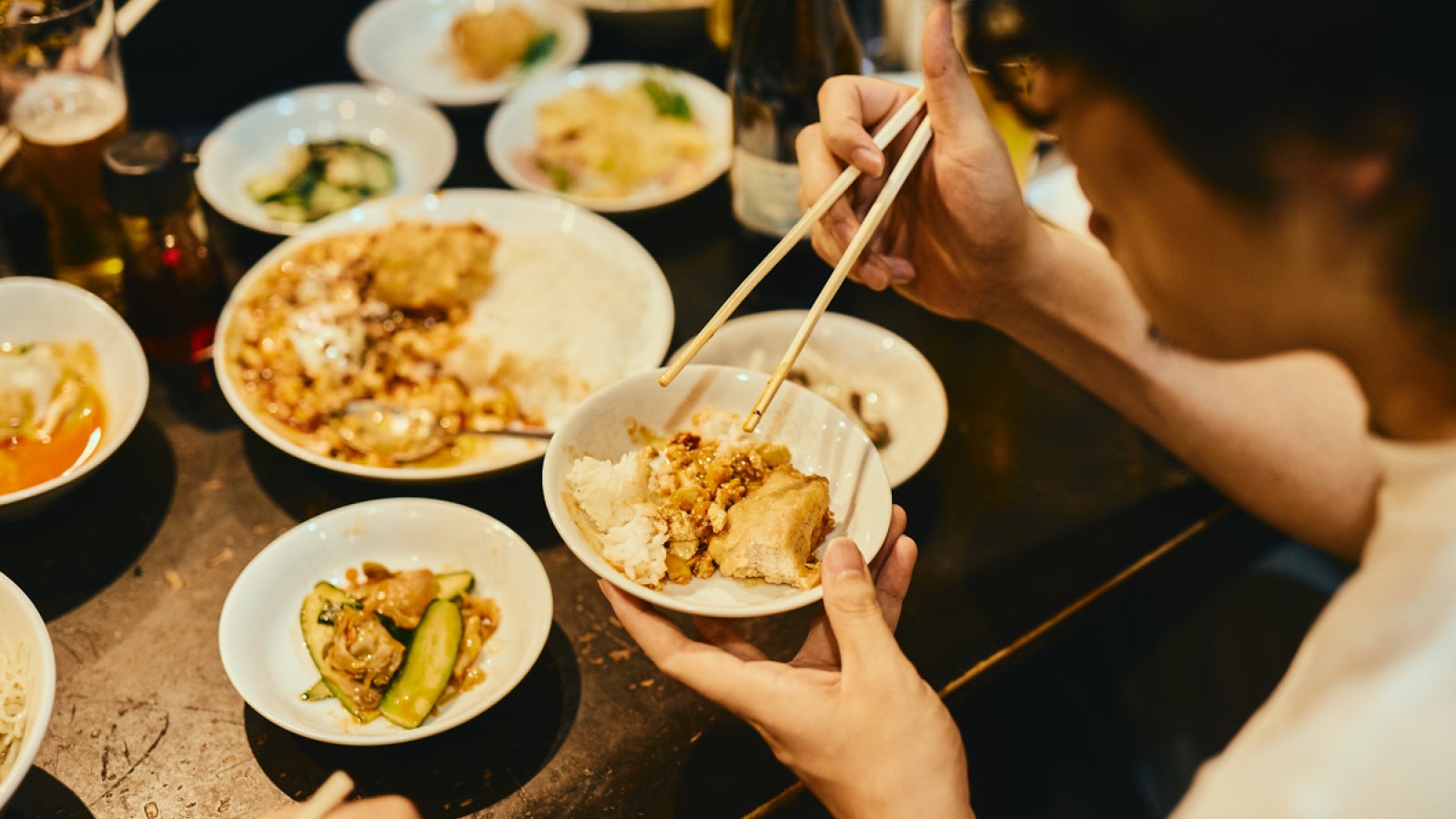 陳麻家のテーブルに並んだたくさんのおつまみの写真