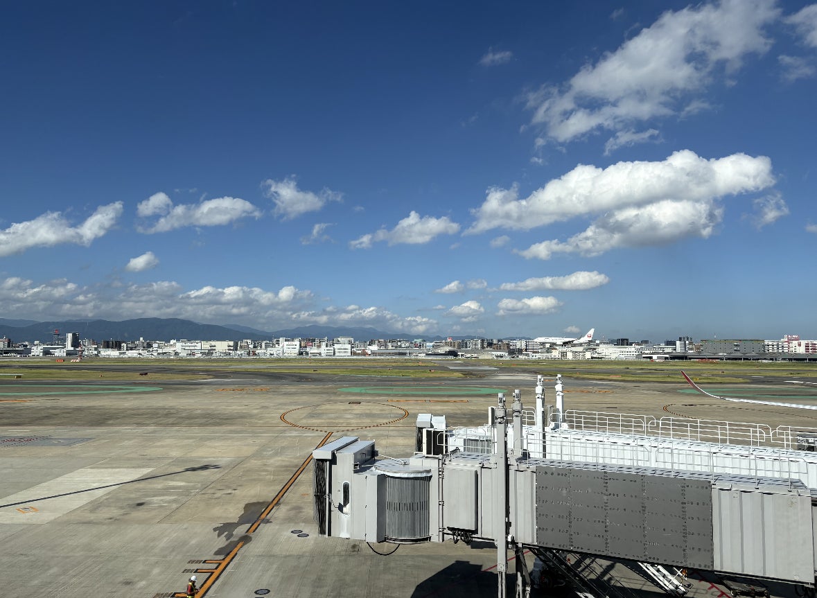 福岡空港のエプロンと青空