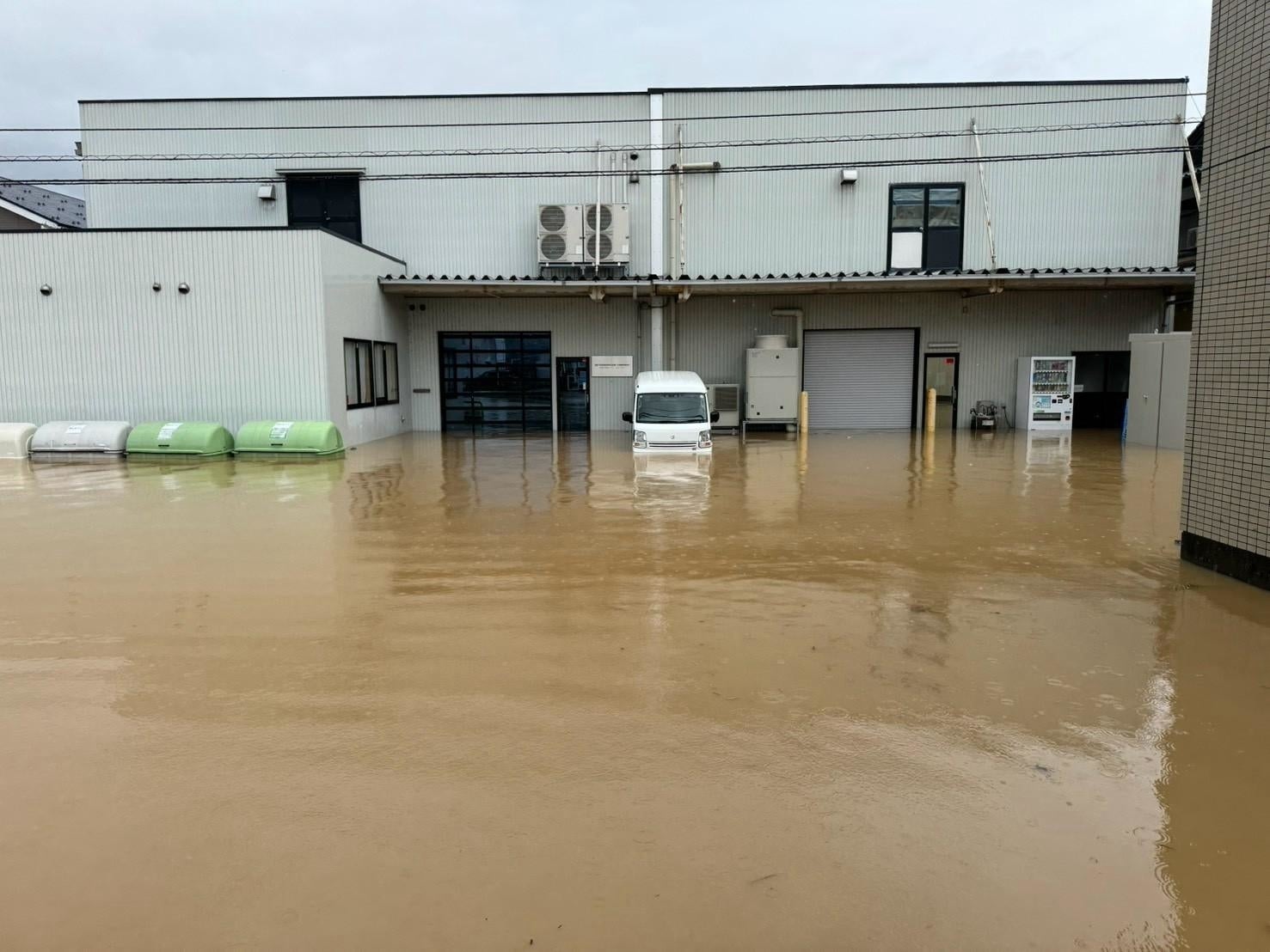 大雨で冠水した街の様子