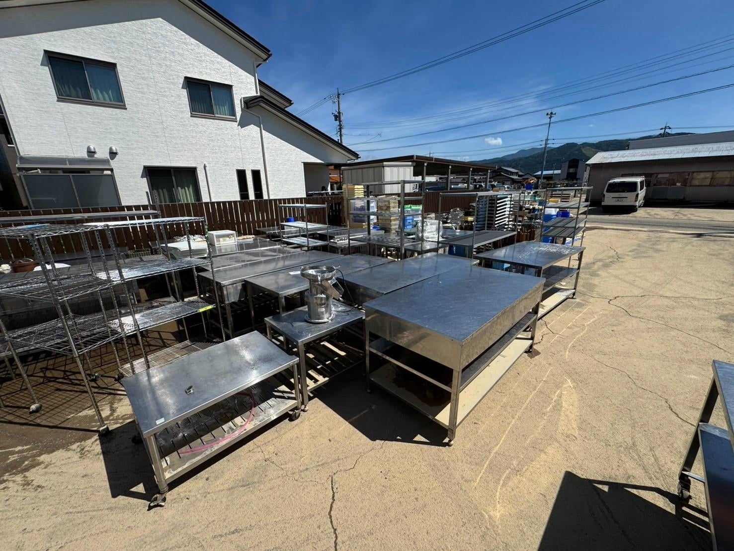 屋外に運び出した製造設備