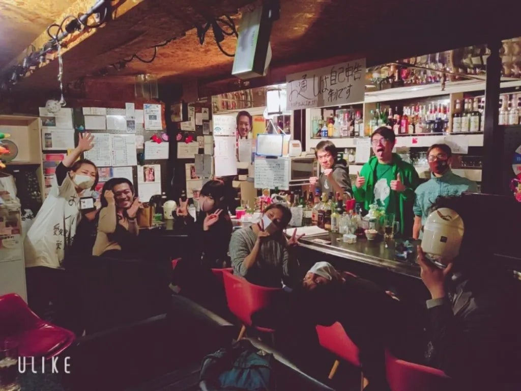 過去のおしゃべりバーのカウンターを囲んだ集合写真