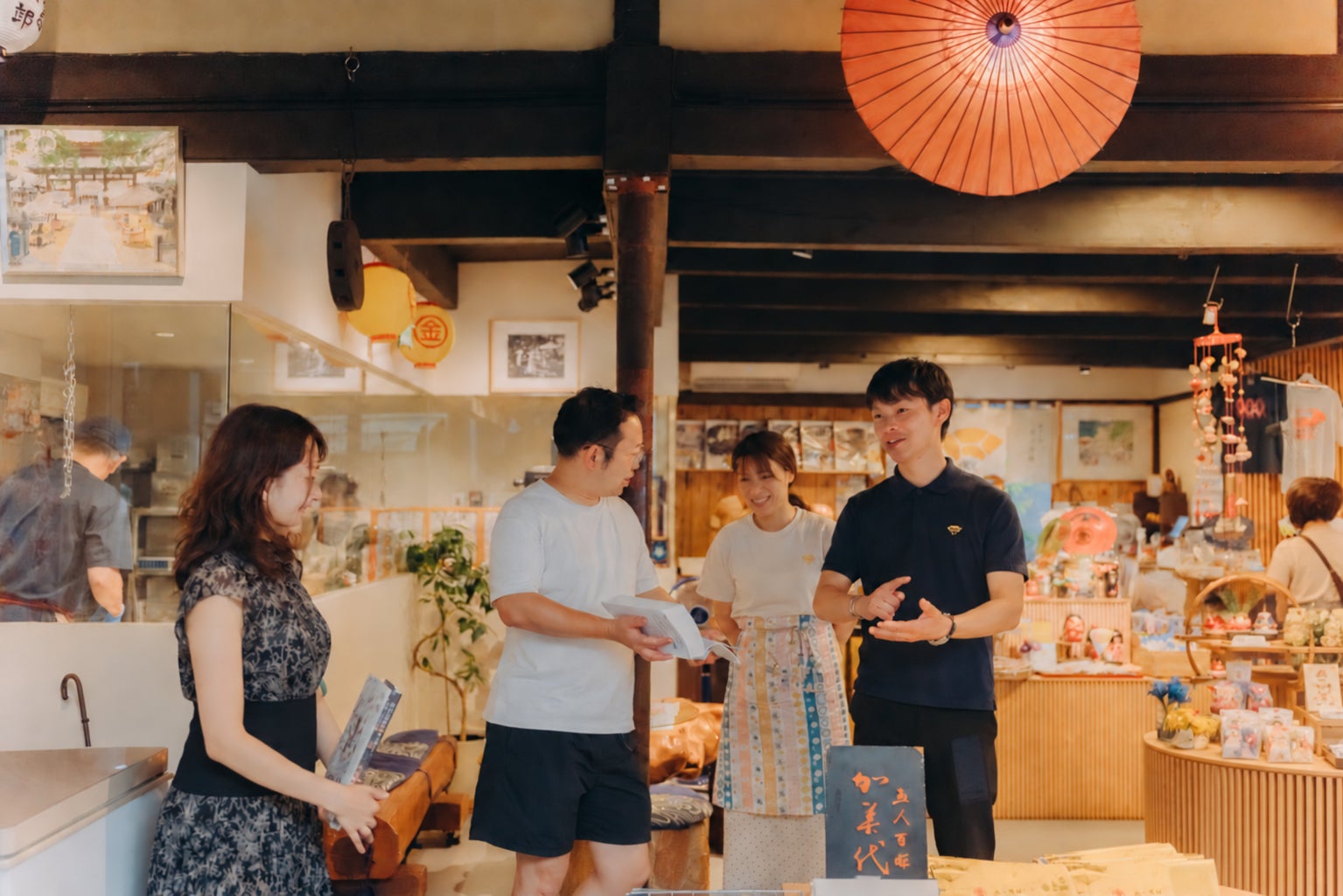 琴平の店舗で、本を手に言葉を交わすひととき
