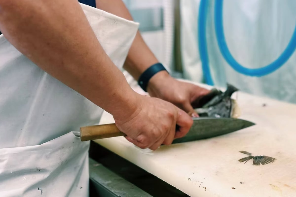 大浦鮮魚店で魚を加工する様子