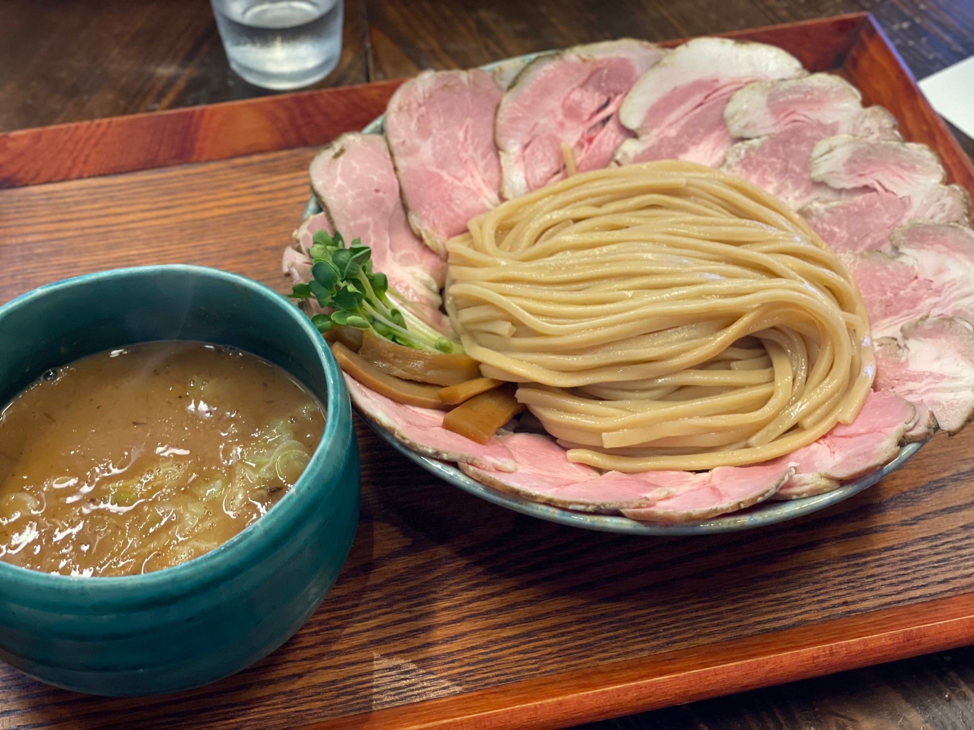 自家製極太麺を濃厚魚介豚骨スープで食べる看板メニュー「つけそば」