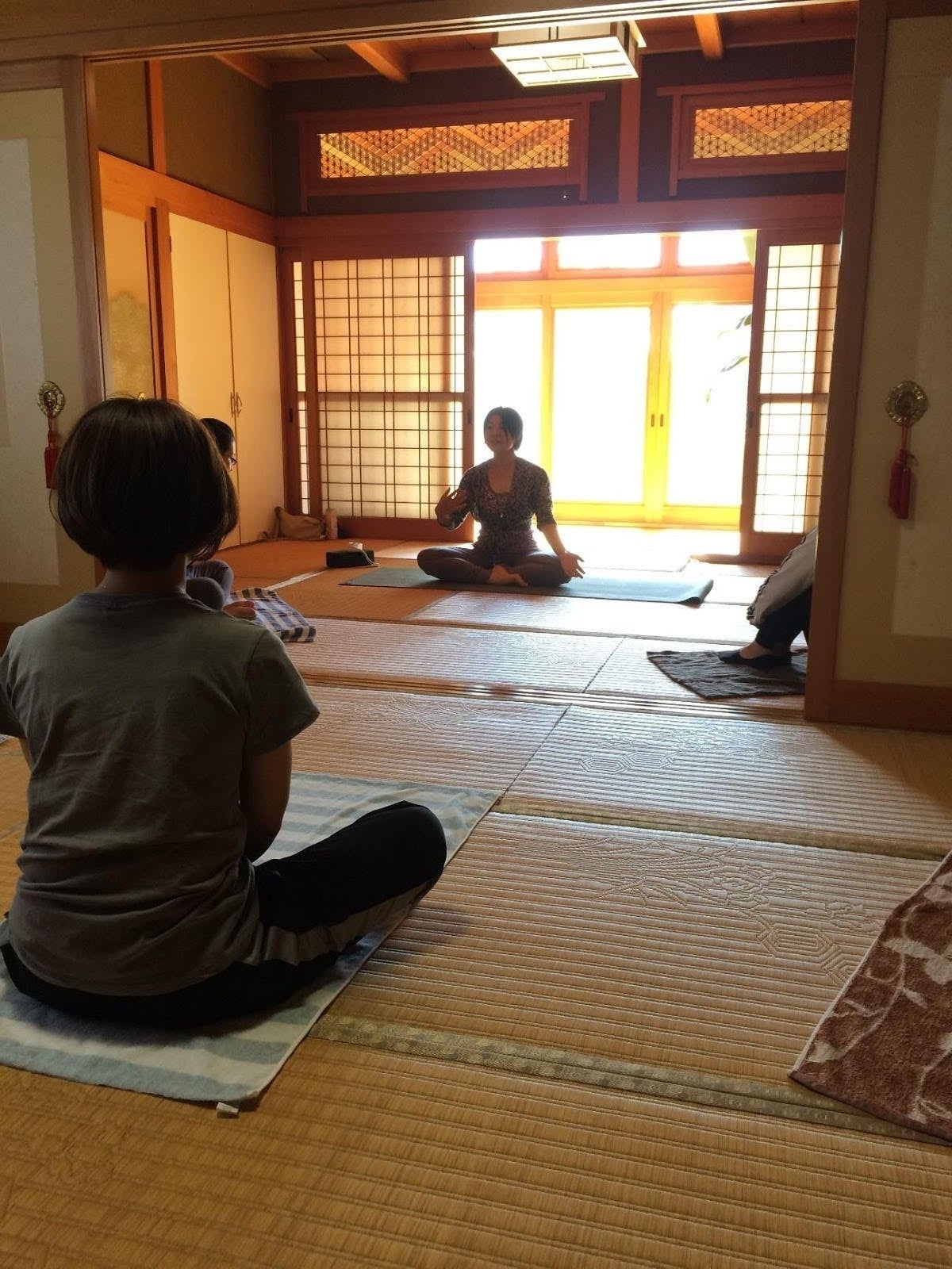 屋内, 窓, 部屋, 椅子 が含まれている画像

自動的に生成された説明