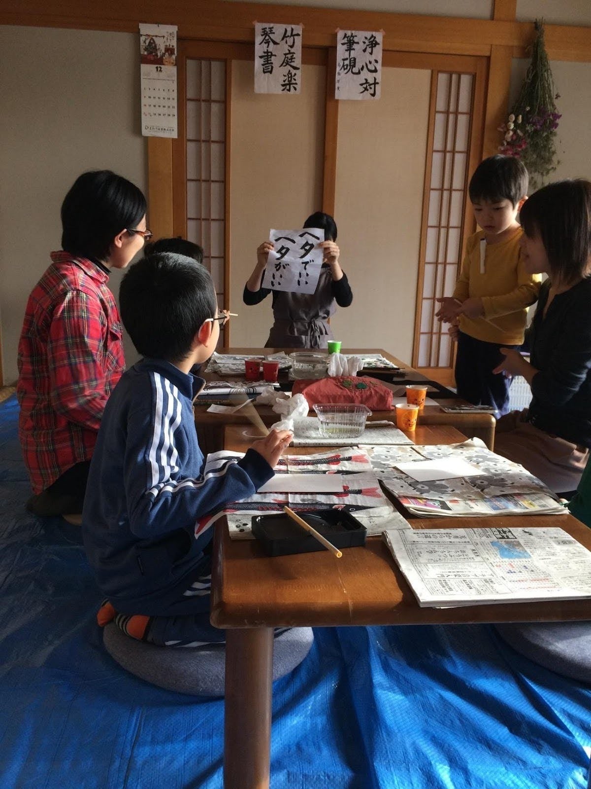 人, 屋内, 男, 座る が含まれている画像
自動的に生成された説明