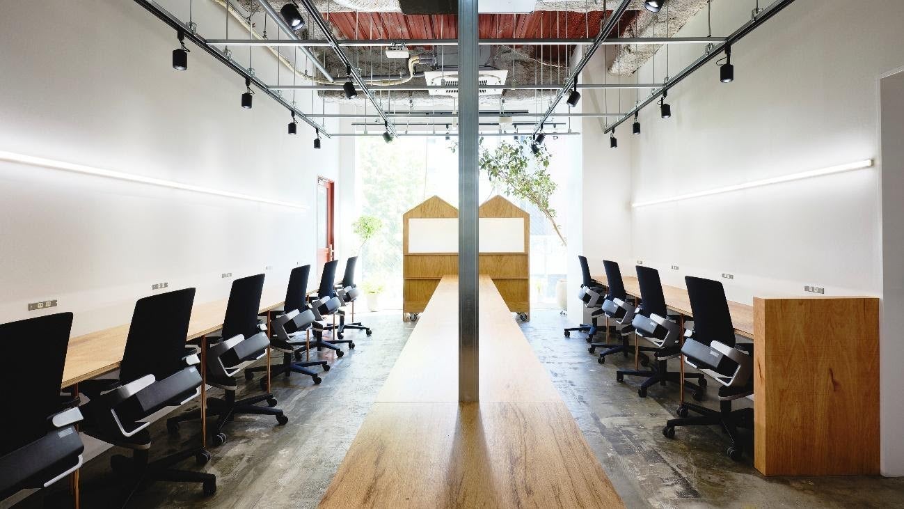 屋内, 建物, テーブル, 部屋 が含まれている画像 自動的に生成された説明