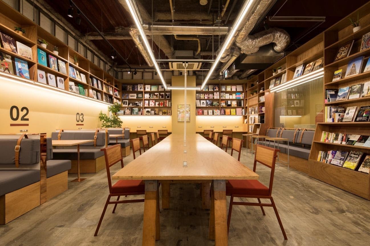 屋内, 天井, 図書館, シーン が含まれている画像 自動的に生成された説明