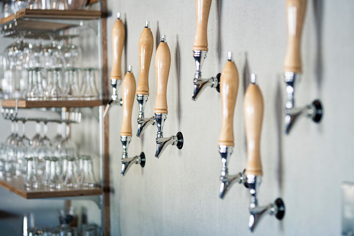 <壁から出るビール>