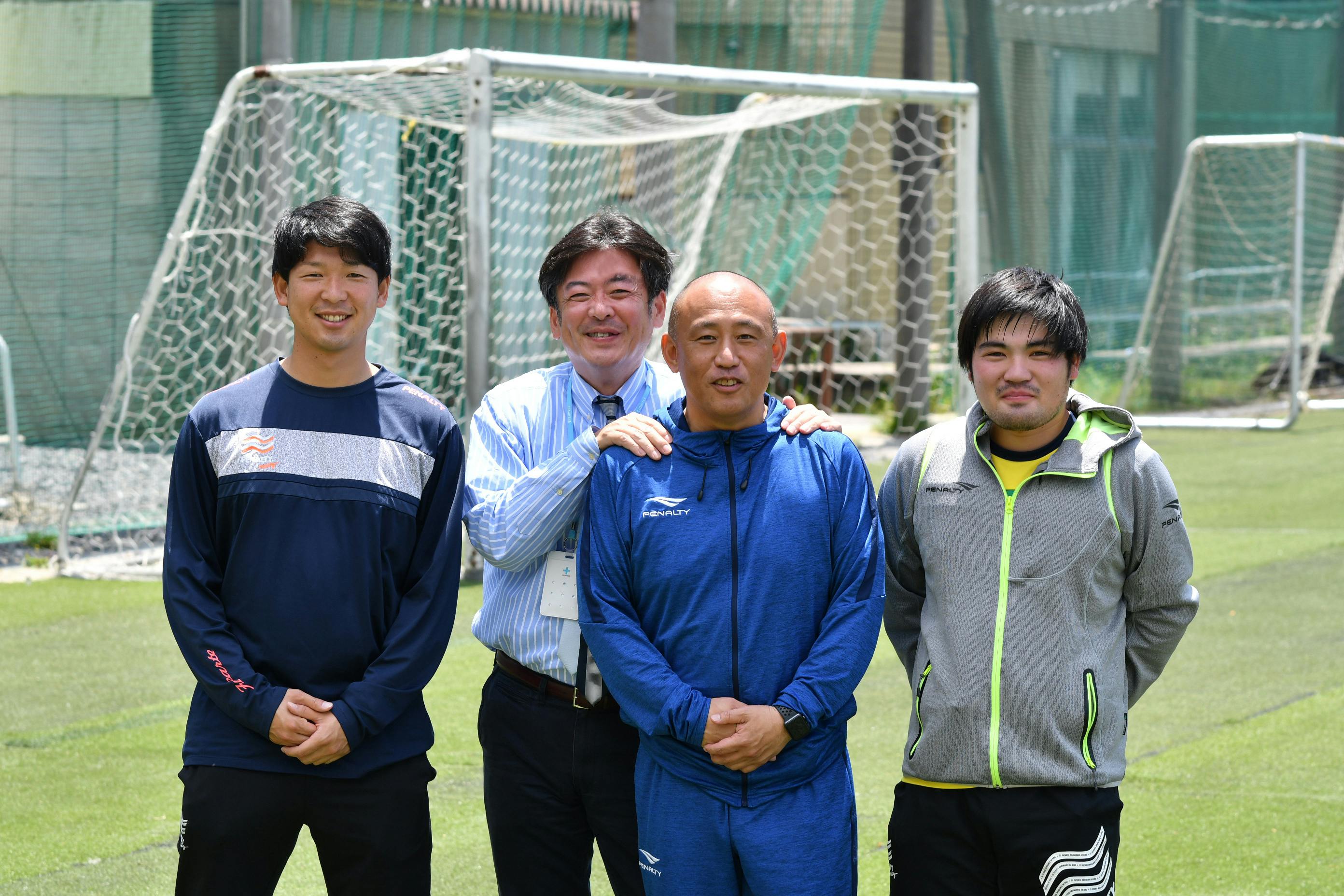 左から吉岡コーチ、㈱学校写真・蕪﨑さん、浜田監督、遠藤コーチ