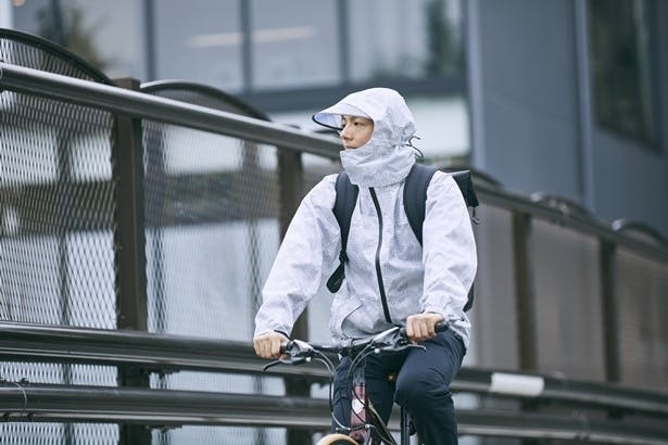 雨の自転車を安全に 特許フード搭載の革新的レインウェア 防水バッグ Pc収納付 Campfire キャンプファイヤー 雨の自転車を安全に 特許フード搭載の革新的レインウェア 防水バッグ Pc収納付 Campfire キャンプファイヤー