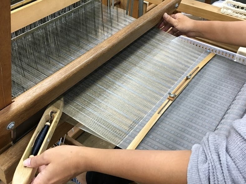 蝶ネクタイとベストのプロモーションビデオで!沖縄染織の布の魅力を伝えたい CAMPFIRE (キャンプファイヤー)