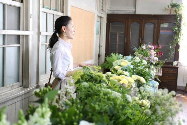 京都の花街 先斗町の軒先に 200個のミニいけ花を飾ります