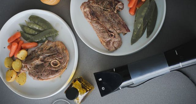 肉も野菜もデザートも。最新機能でもっと便利な低温調理器 肉も野菜もデザートも。最新機能でもっと便利な低温調理器