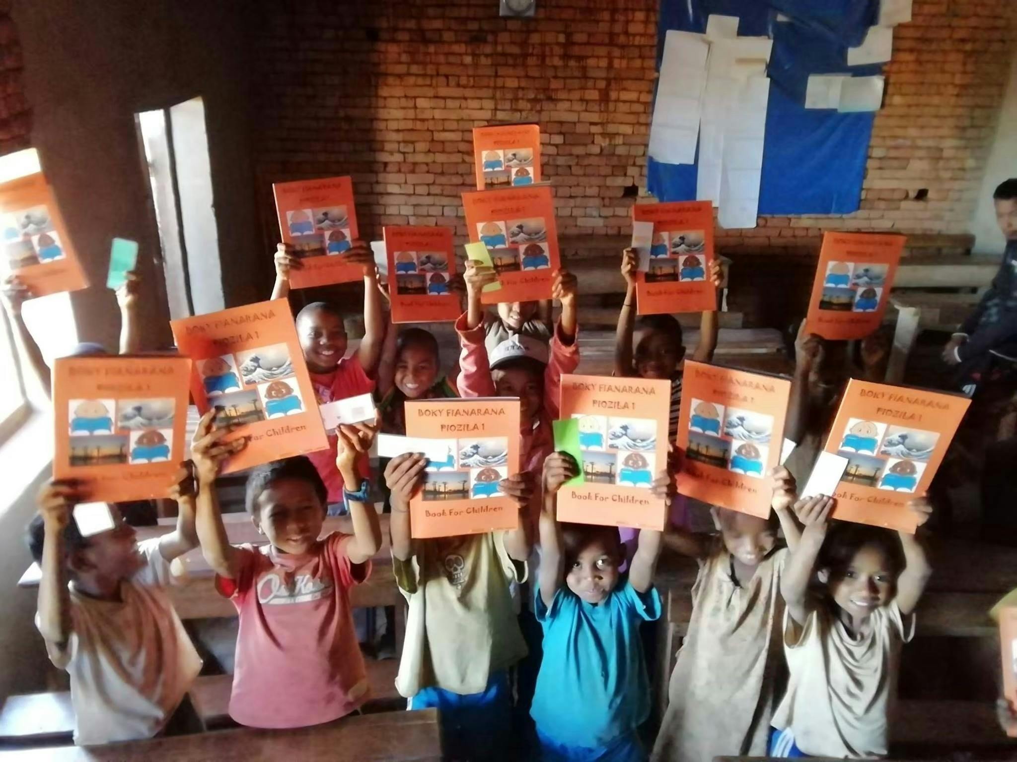 マダガスカルの子供たちに教科書を届けたい Book For Children Campfire キャンプファイヤー