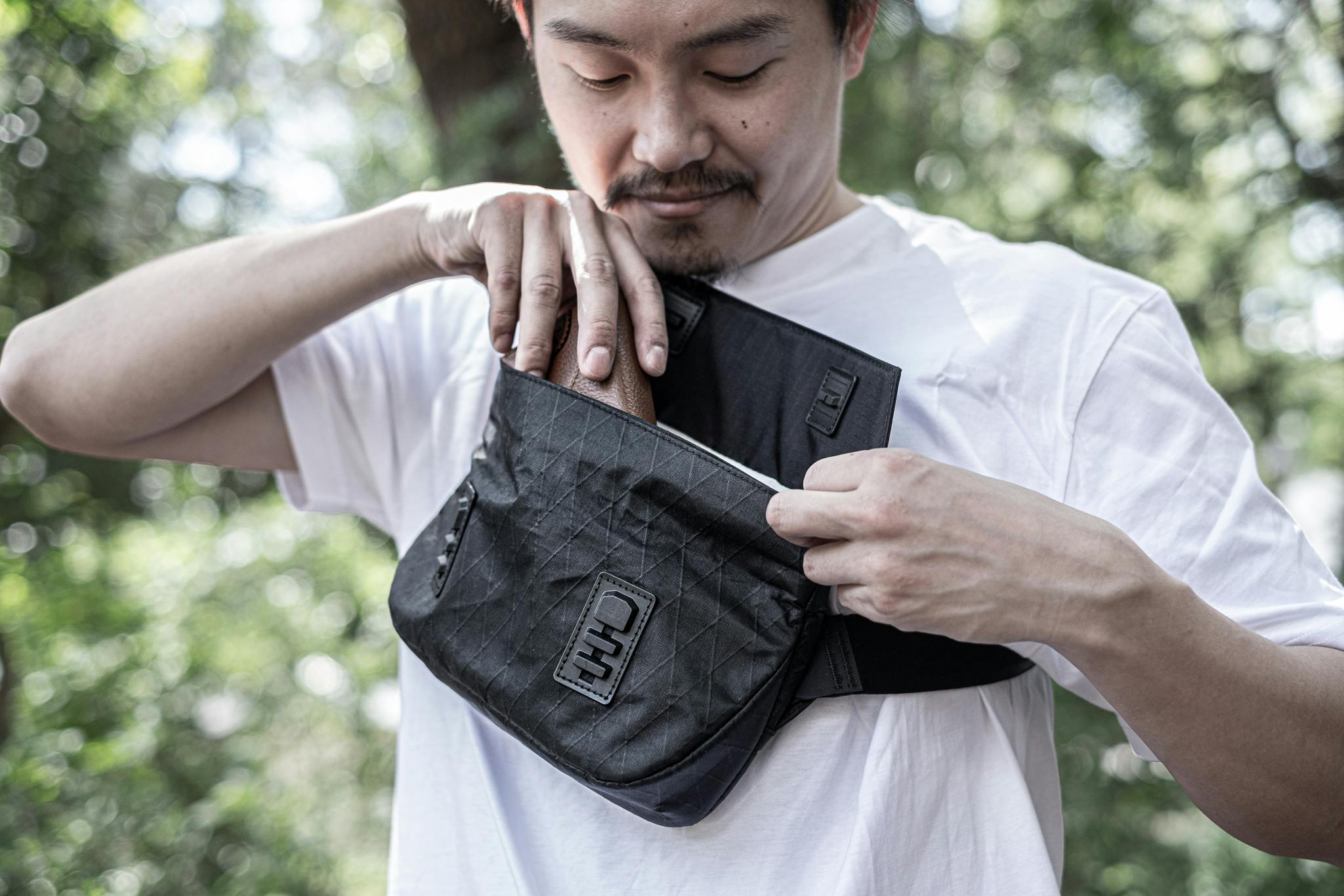 超コンパクトなスリングバッグ「Dayfarer Active Sling」 - CAMPFIRE