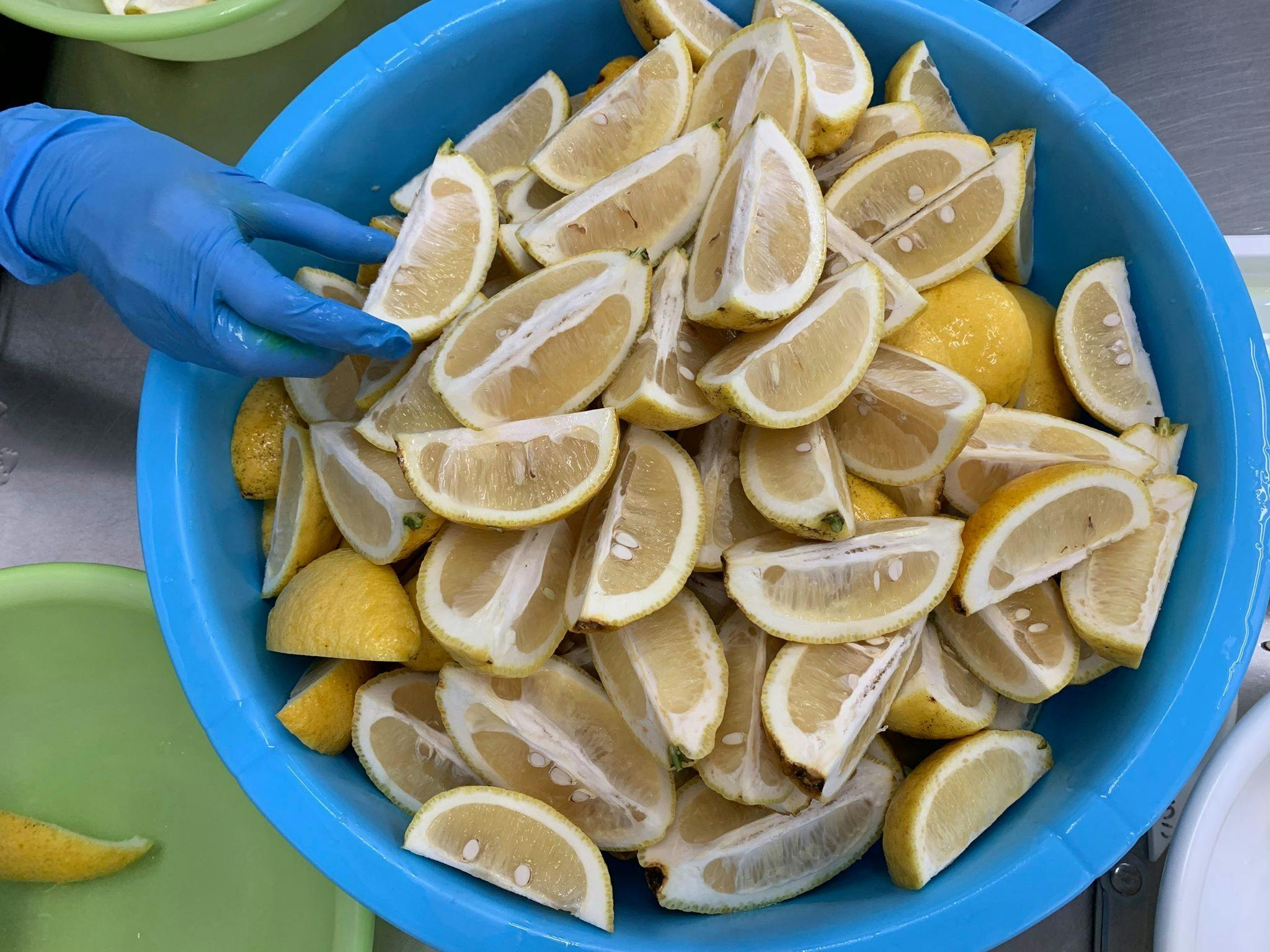 レモンを丁寧に下拵え