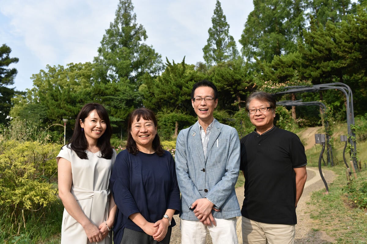6月のある日久しぶりのリアルミーティング後、プロジェクトメンバ-と 左から） アクセサリープランナー 川野輪、 Webデザイナー＆プロジェクトマネージャー 田川、 三代目赤坂兵之助、 クリエイティブディレクター 畑