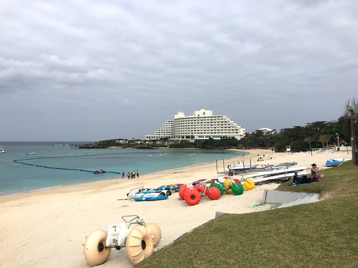 万座ビーチから万座ホテルを眺めて