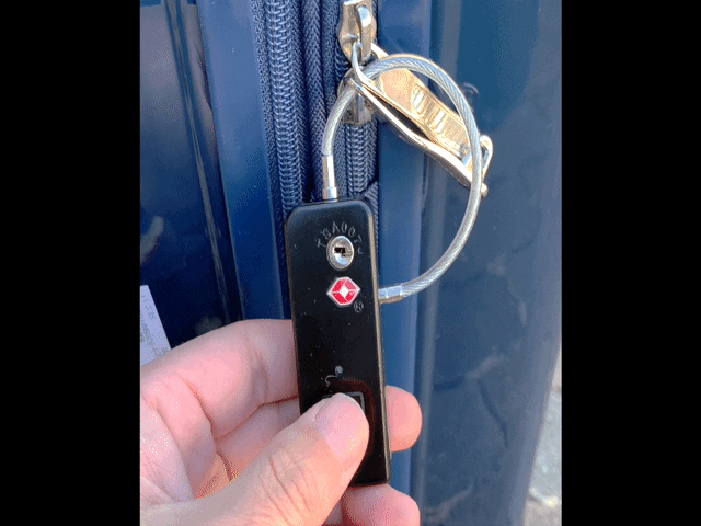 指が鍵になる 指紋認証ロック 第2弾登場 Tsa認証 Ai搭載 緊急解錠鍵付き Campfire キャンプファイヤー 指が鍵になる 指紋認証ロック 第2弾登場 Tsa認証 Ai搭載 緊急解錠鍵付き Campfire キャンプファイヤー