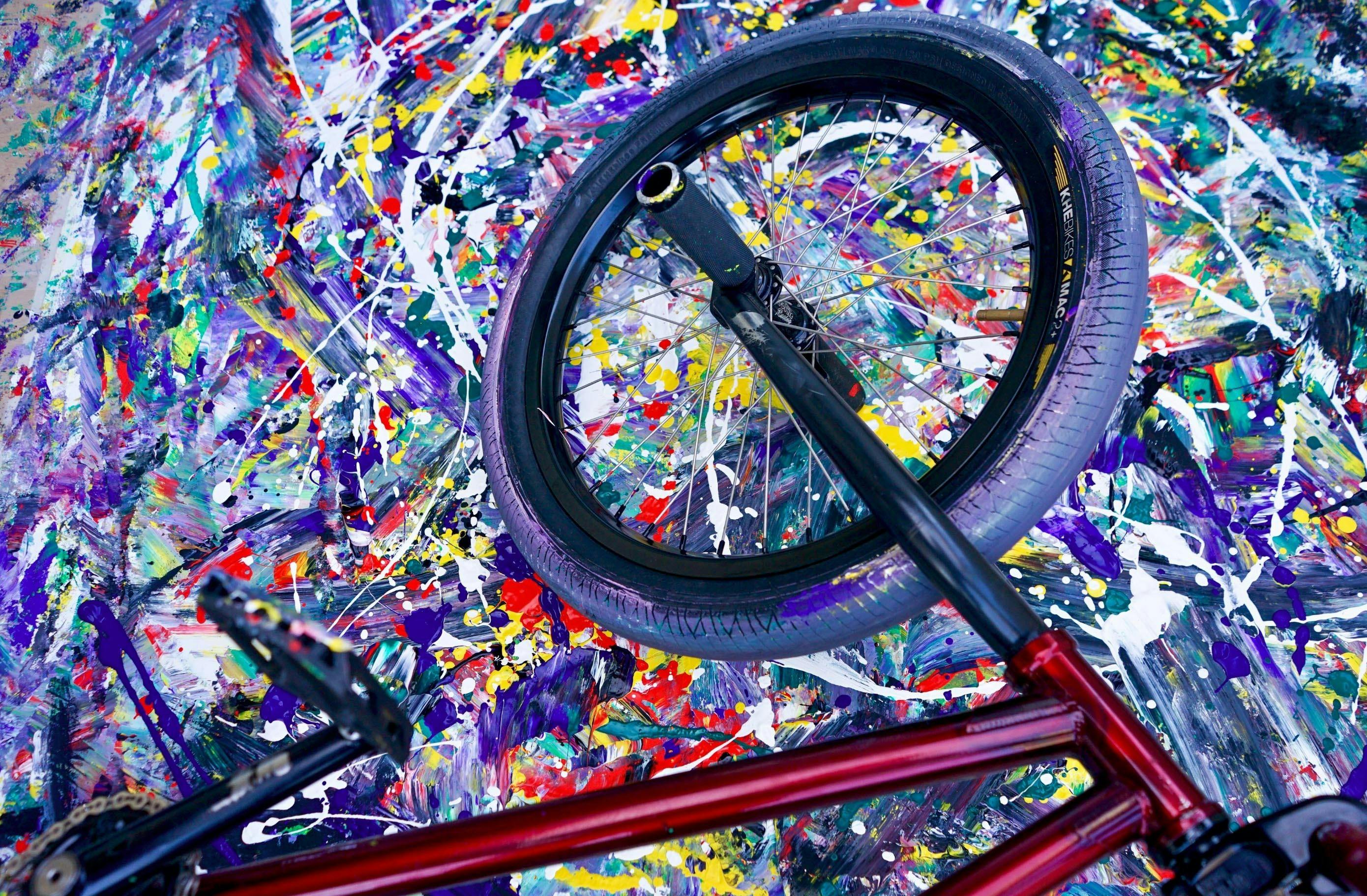 自転車のタイヤに絵を描く