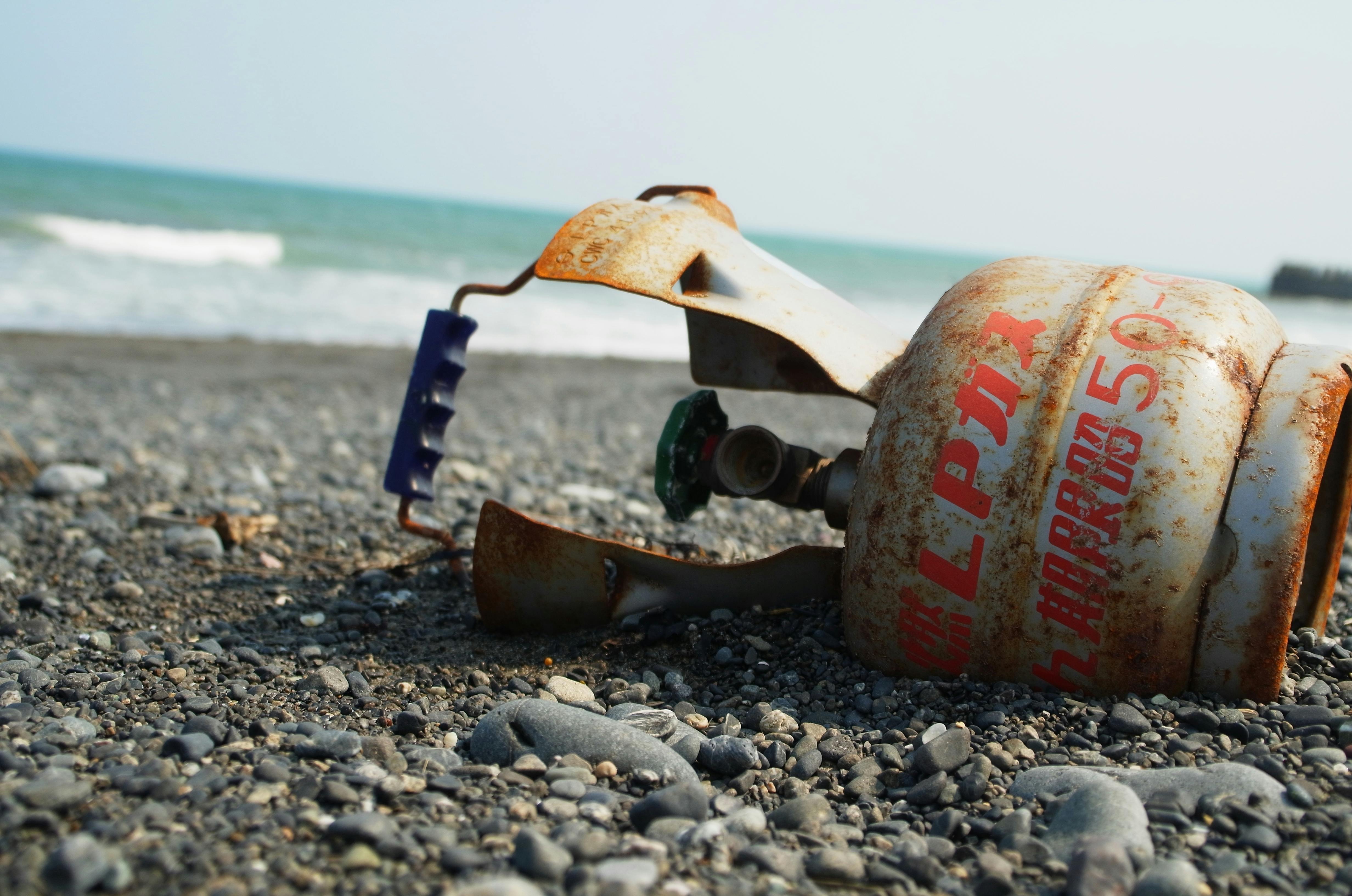 海岸に辿り着いた漂着物を撮った ドキュメント写真集 制作自費出版プロジェクト Campfire キャンプファイヤー