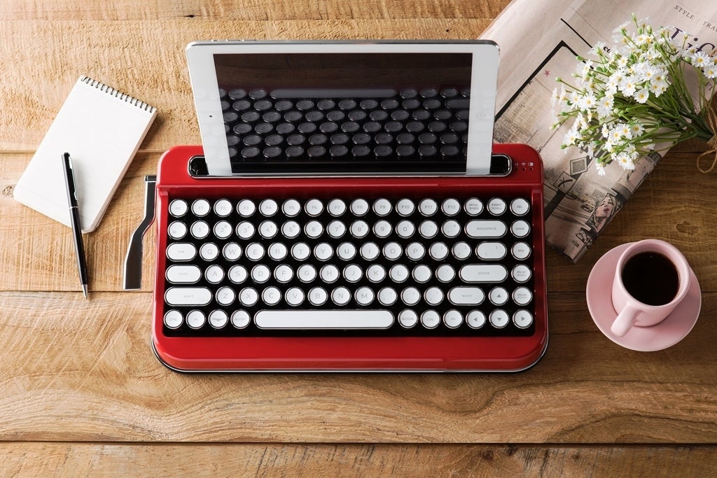 レトロなのにデジタル。タイプライター風ワイヤレスキーボード「PENNA