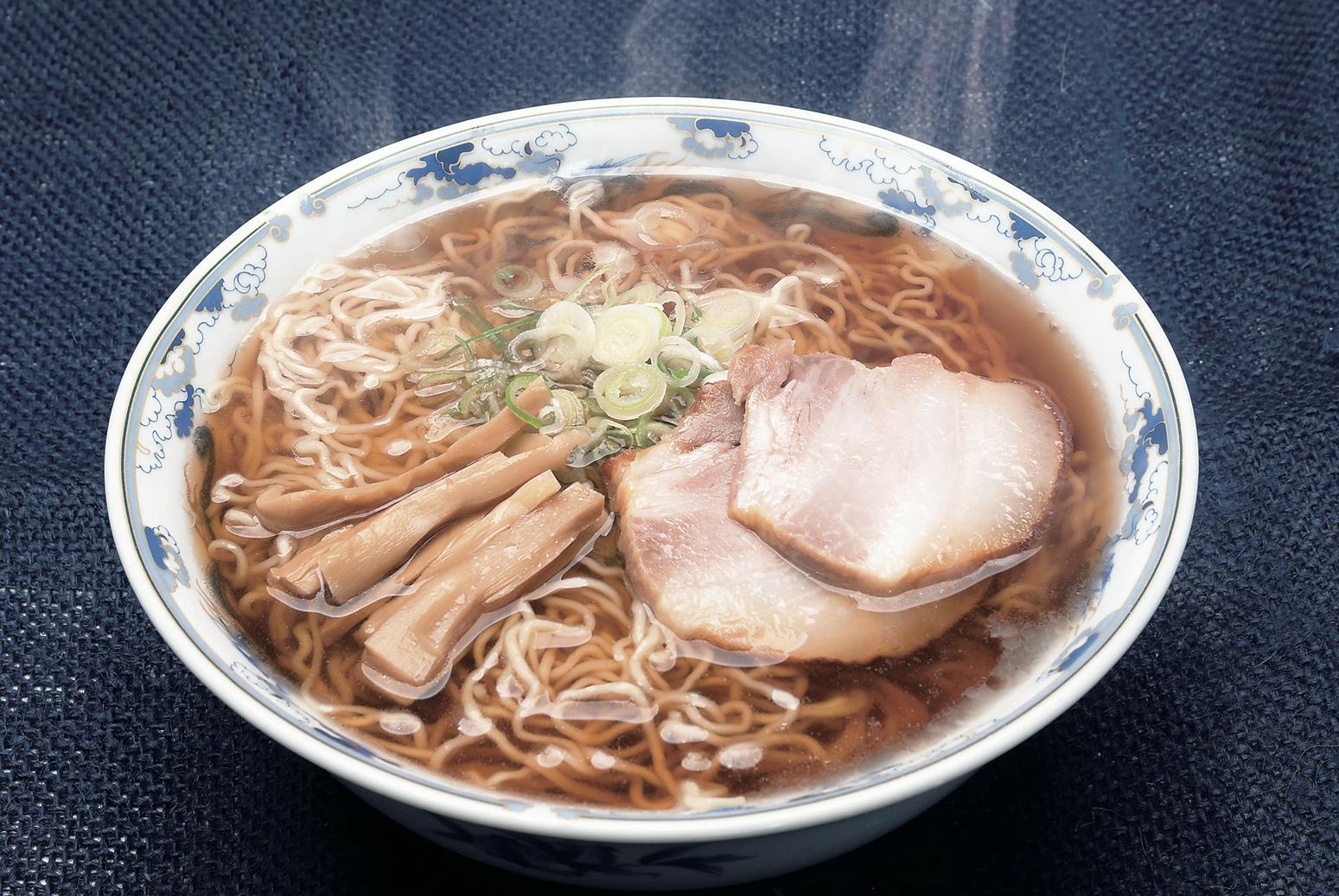 飛騨の美味しい水で作るラーメンは生麺！茹で時間1分であっさり醤油味