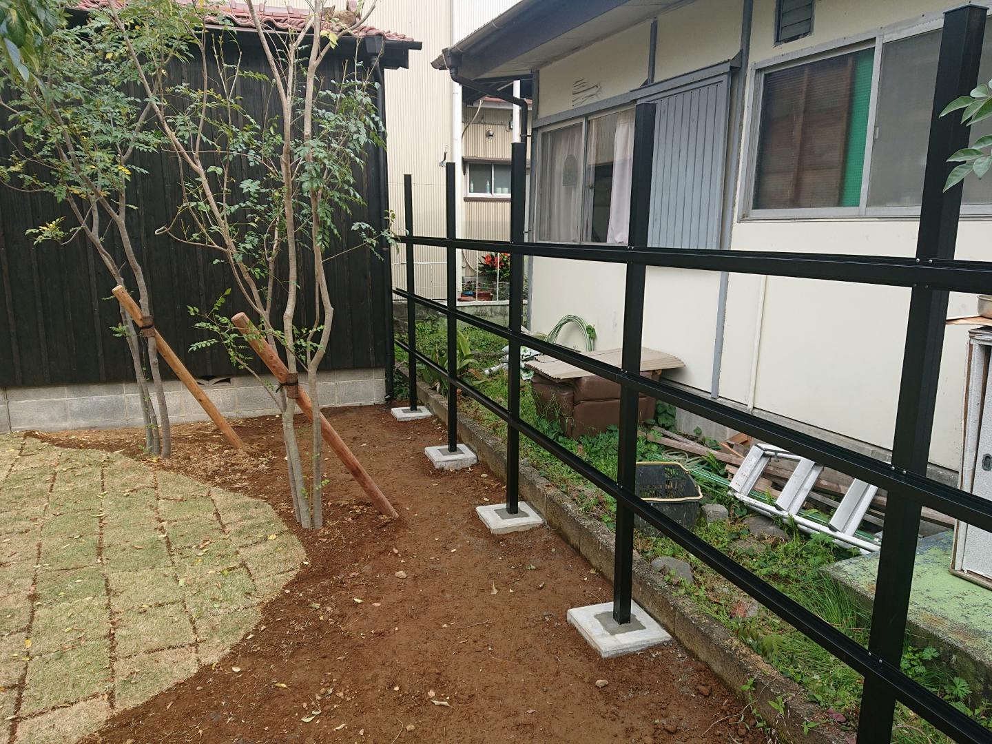 南側の塀を作っています Campfire キャンプファイヤー