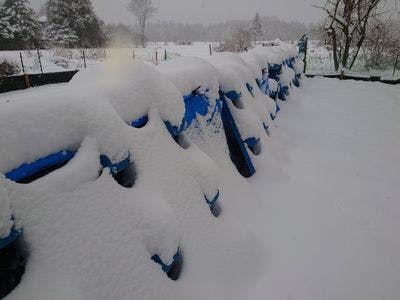 いよいよ雪が積もり始めました 巣箱の囲いに開けた穴も雪で塞がれてしまい 電気柵の電線も雪に埋も Campfire キャンプファイヤー