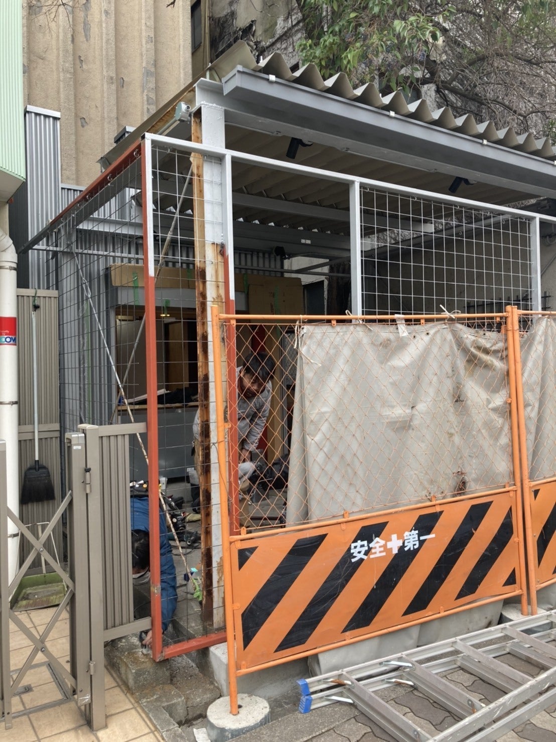 屋根がついてフェンスが いよいよ今週は竣工式でーす リターン発送準備も進めております Campfire キャンプファイヤー