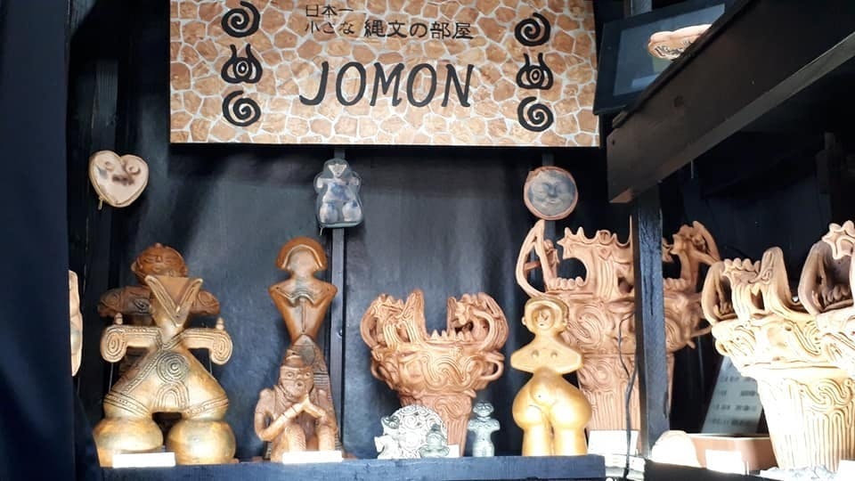 縄文ギャラリー「JOMON」には、実物大の国宝レプリカが大集合。どれも