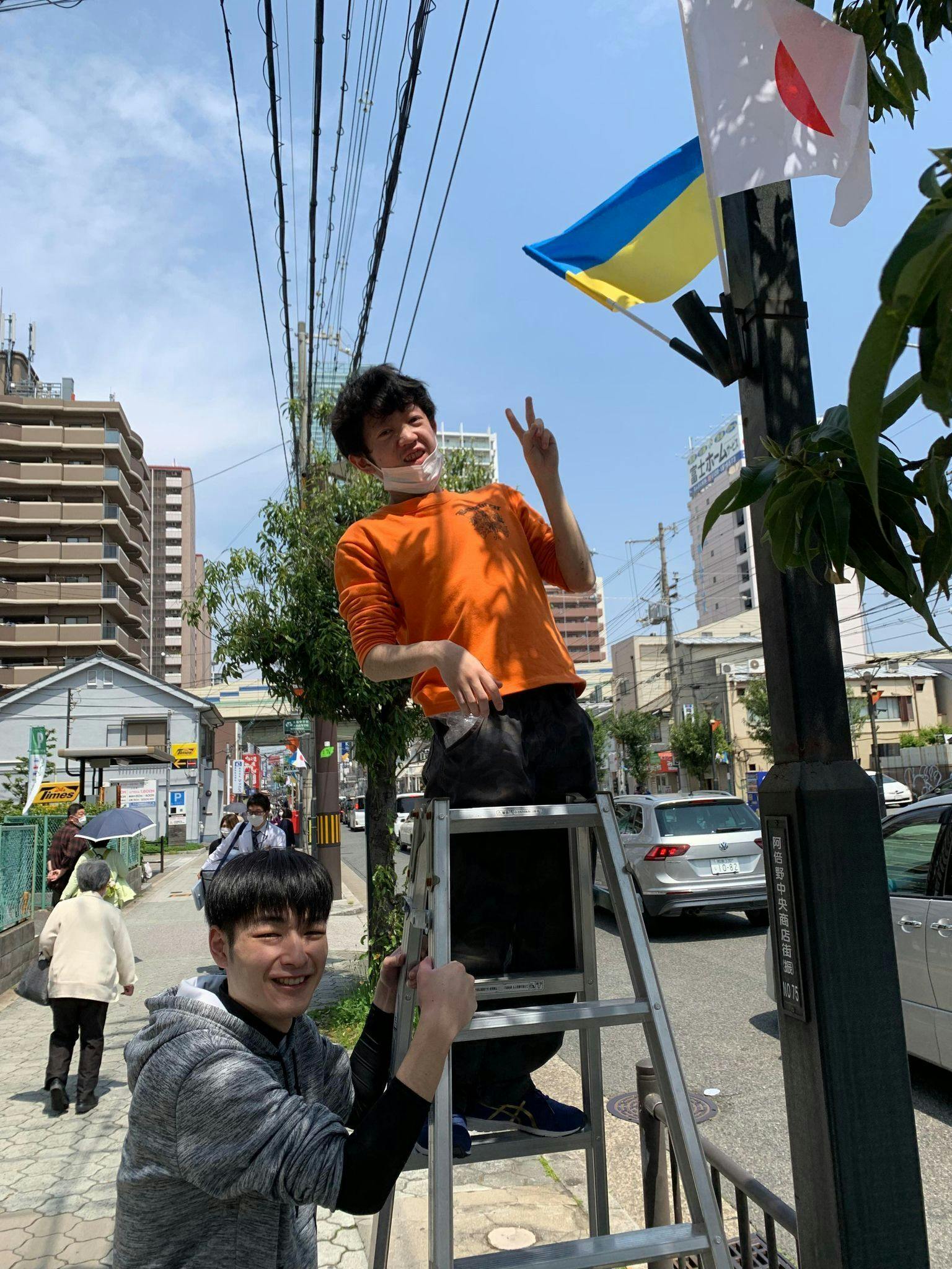 地元の商店街が街を上げて応援してくれています 街路灯100本にウクライナ国旗掲揚 Campfire キャンプファイヤー 地元の商店街が街を上げて応援してくれています 街路灯100本にウクライナ国旗掲揚 Campfire キャンプファイヤー