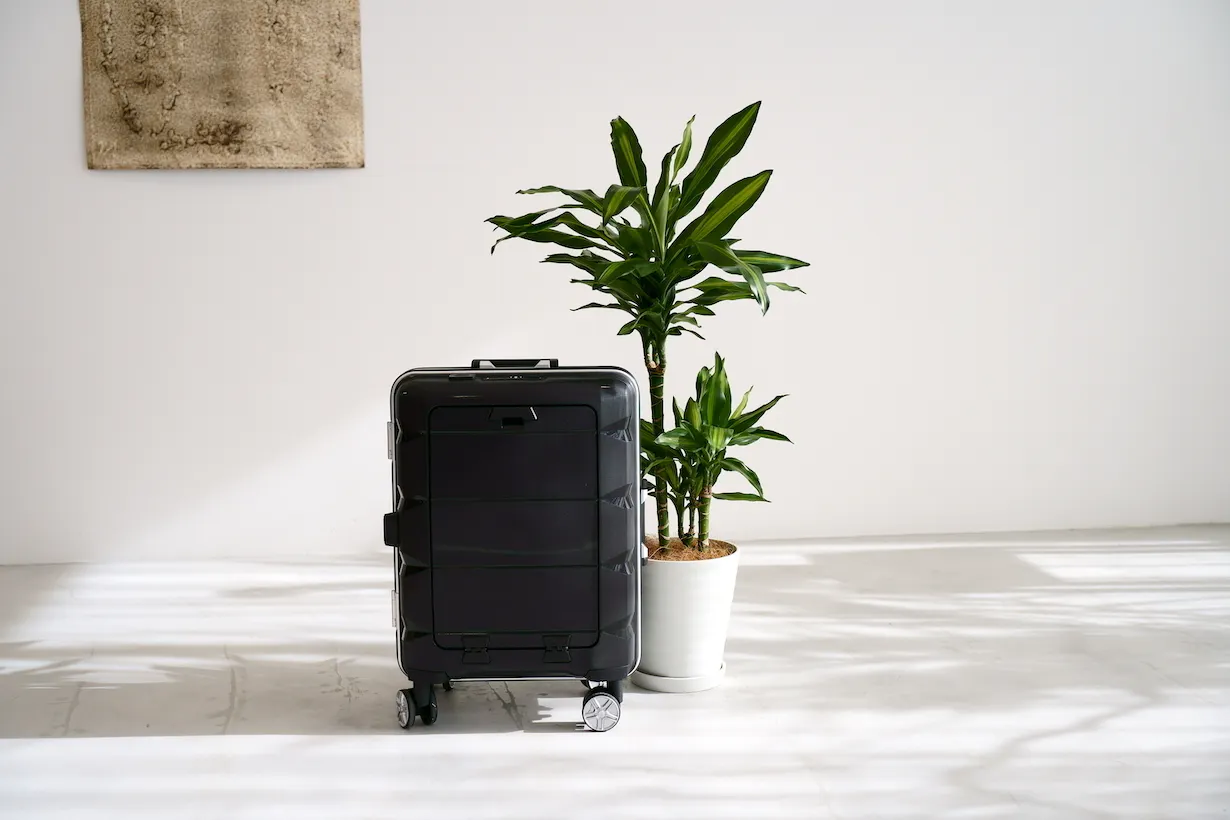 移動や待ち時間をスマートに、快適に】スマホスタンド付き機能的スーツ