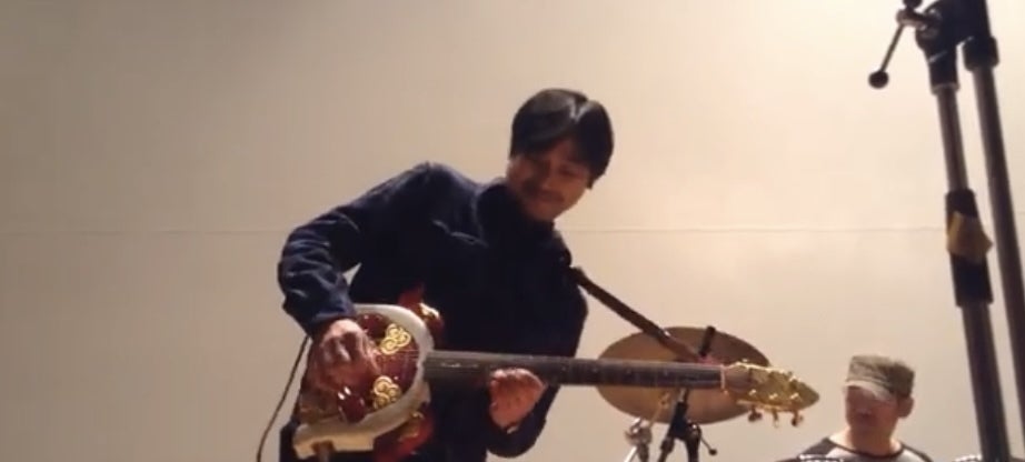 彫刻、ギターを持つ 井波彫刻ギターは、どんな音が出るんですか？」という問い合わせにお