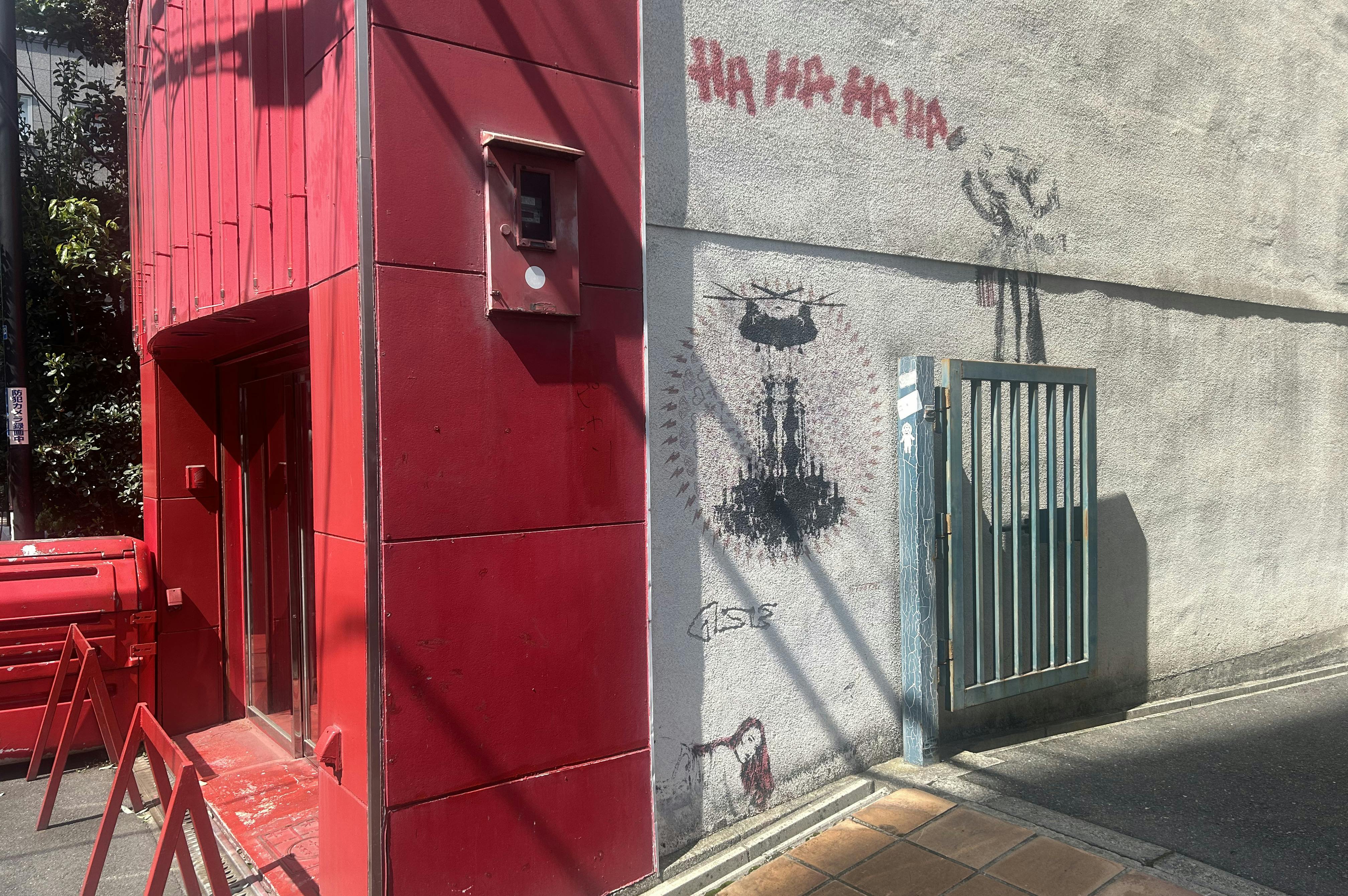 レッドビル壁面のMURAL「ニック・ウォーカー」の作品展が梅田大丸で