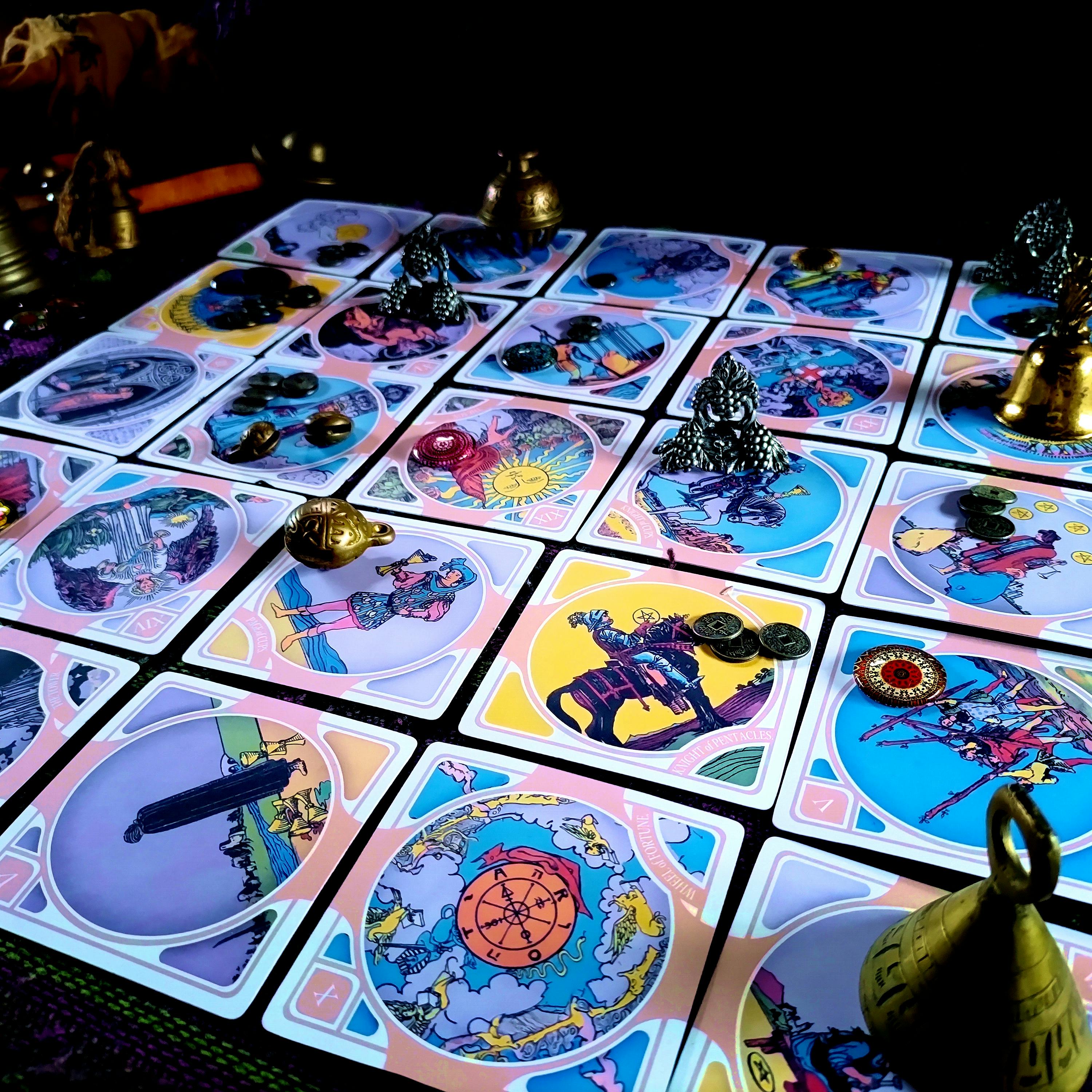 正方形のタロットが新たな世界を見せる - CAMPFIRE (キャンプファイヤー)