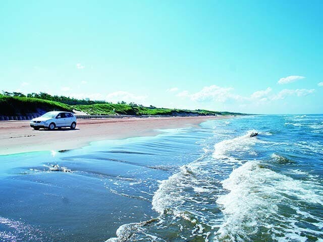 世界で3か所だけ！！砂浜の波打ち際を走ることが出来る道路 【千里浜