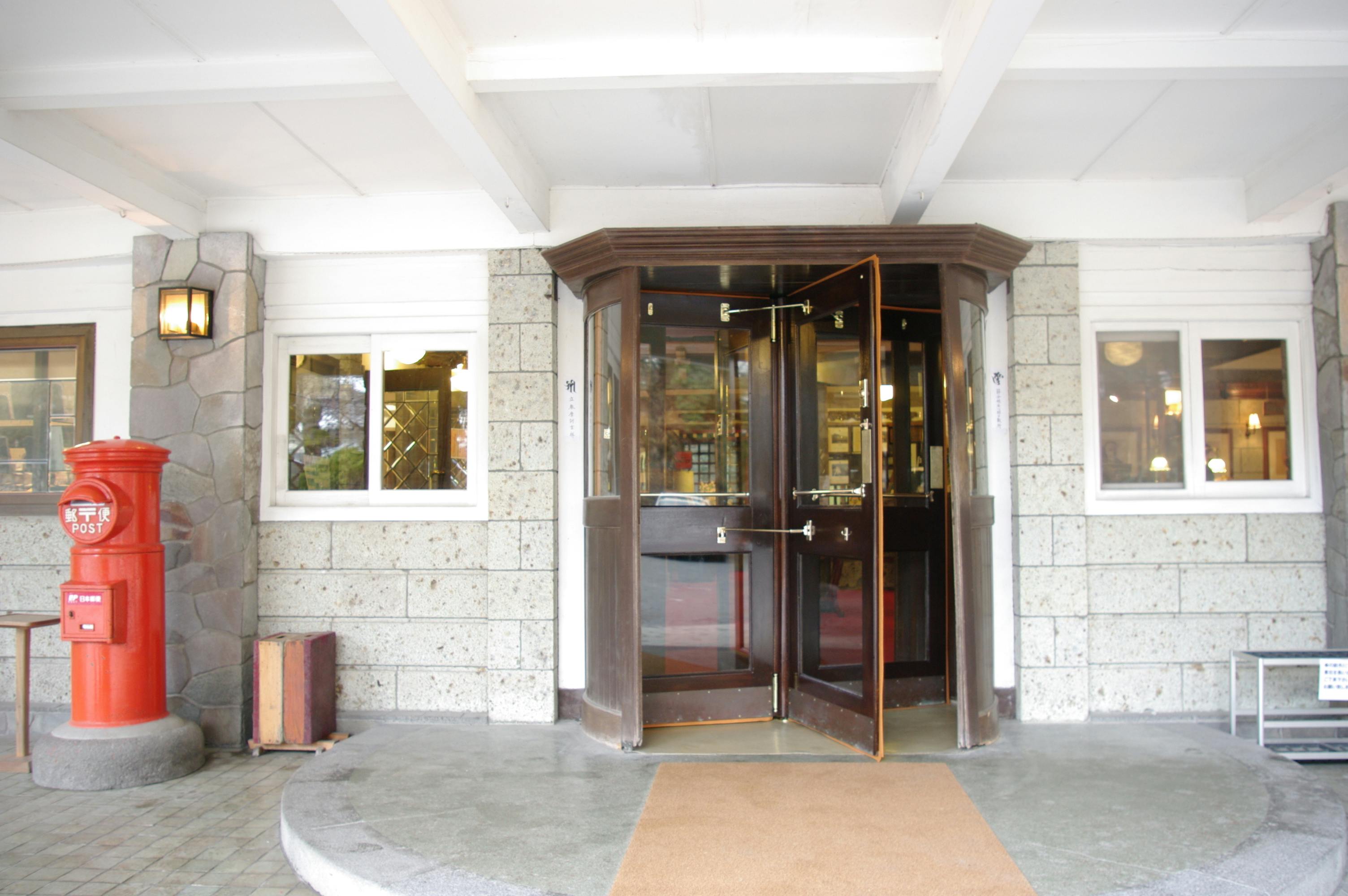 日光金谷ホテルの回転ドア Campfire キャンプファイヤー