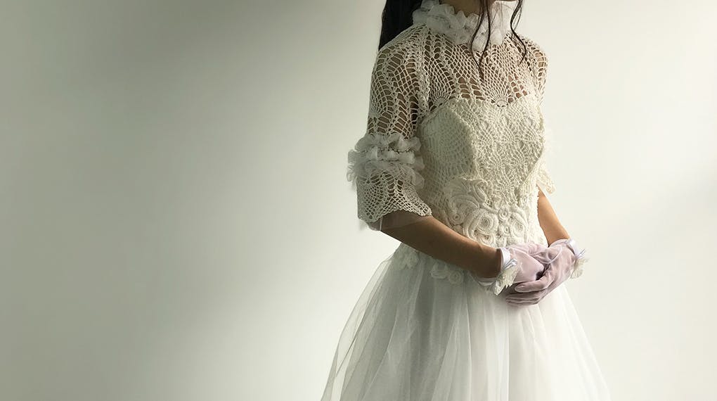 かぎ針編みで作られた2ピースのウェディングドレス。装飾が施されています。 かぎ針編みで作られた2ピースのウェディングドレス。装飾が施