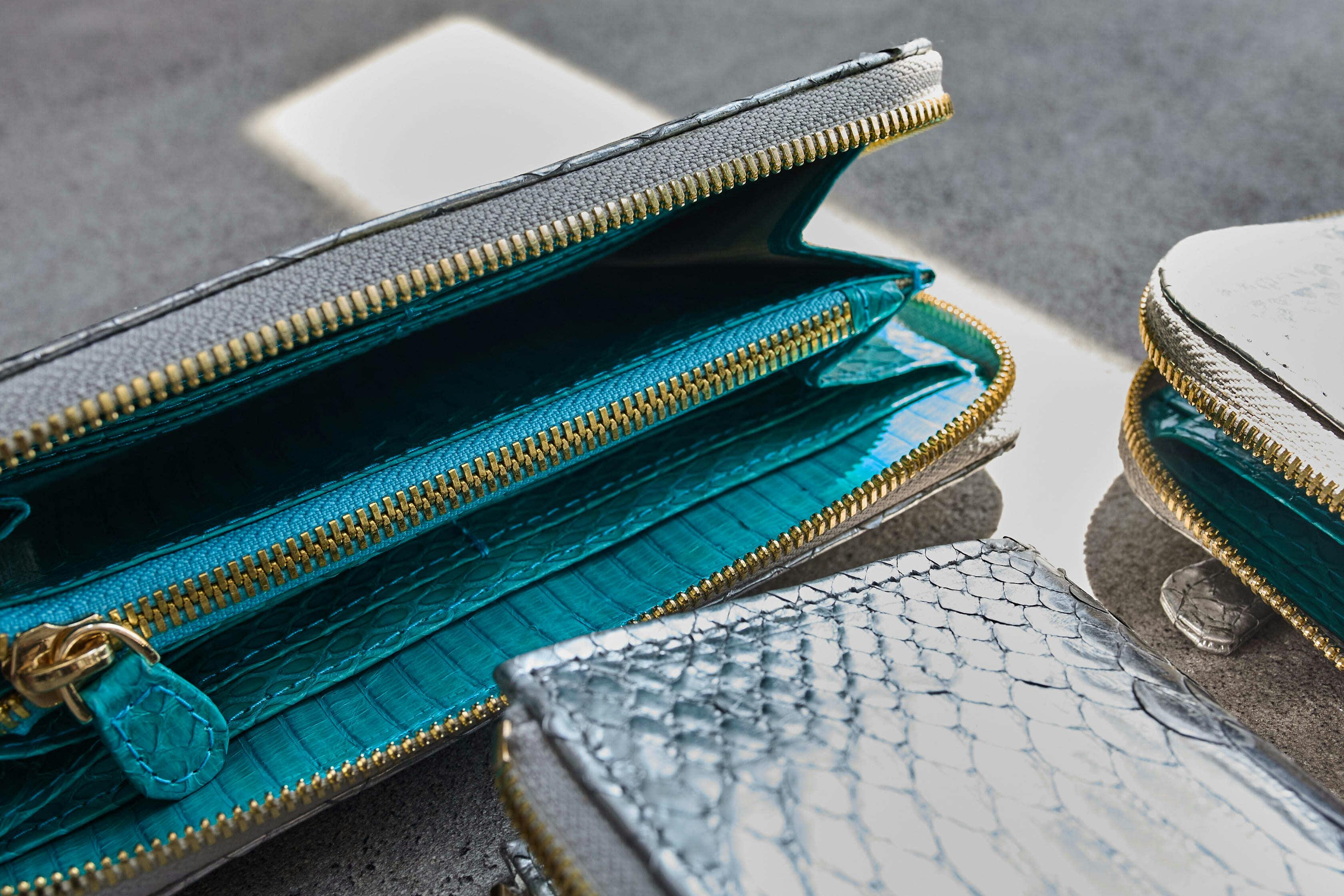 シルバーパイソン×ブルーコブラ。成熟した感性に寄り添うレザー財布