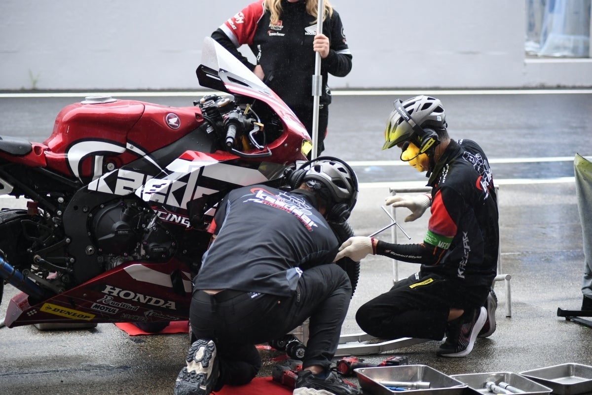 決勝当日】あいにくの雨、しかし闘志は最高潮。まもなく8時間の過酷な