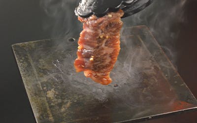 ソロキャンプデビューを応援！ 肉がおいしく焼けるBBQ TEPPAN・肉鉄板